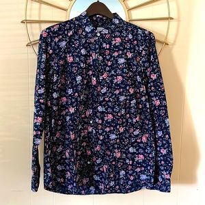 GAP “the Fitted Boyfriend” navy blue floral button down shirt. Size L